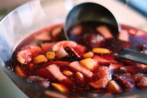 Sangria: la ricetta originale spagnola e le sue varianti Pomegranate Sangria, Thanksgiving Sangria, Cranberry Sangria, Red Sangria Recipes, Winter Sangria, Holiday Sangria, Berry Sangria, Cider Sangria, Apple Cider Sangria