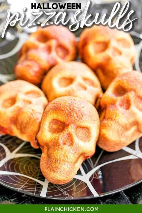 Pizza Skulls, Halloween Appetizers For Adults, Skull Cake Pan, Scream Party, Skull Pizza, Pizza Halloween, Halloween Party Food Ideas, Halloween Appetizers Easy, Halloween Pizza