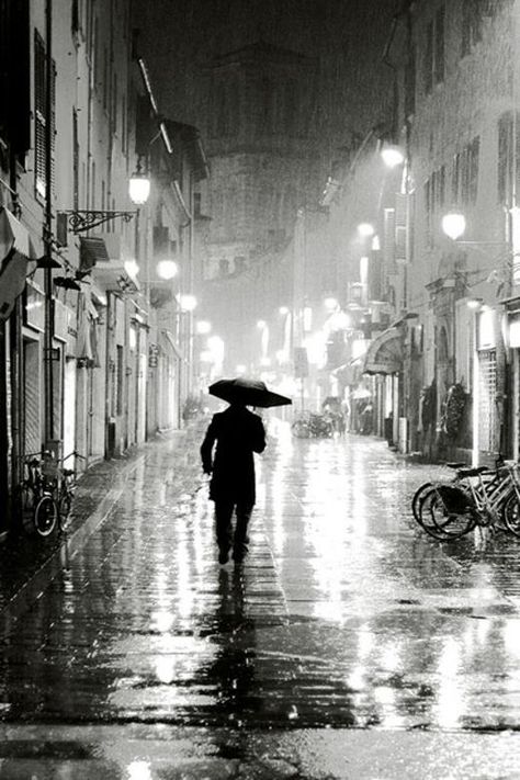 walking in the rain People Walking In The Rain, I Love Rain, People Walking, Black And White Photograph, Walking In The Rain, Singing In The Rain, Rainy Night, Foto Tips, Photography Lighting