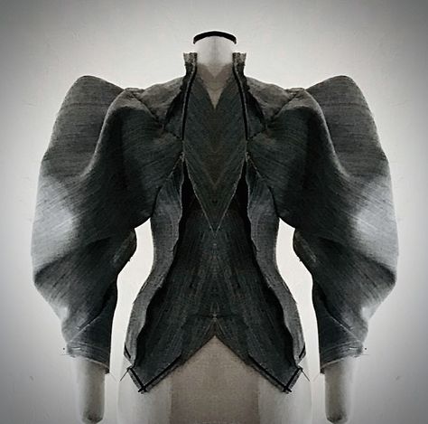 Rob Curry on Instagram: “It got a bit “Silence of the Lambs” over here. #jacket #symmetry #design #3ddesign #fashion #silhouette #sketch #fashiondesign…” Silhouette For Fashion Design, Silhouette Fashion Design, Structure Clothing, Corsets Fashion, Fashion Silhouette, Fashion Project, Futuristic Fashion, Fashion Inspiration Design, Mood Board Fashion