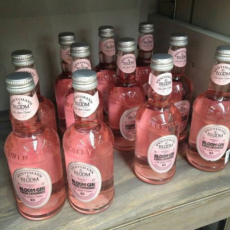 Bloom Gin, Snacks Japonais, Gin And Lemonade, Rose Lemonade, Tout Rose, Party Things, Peach Aesthetic, Alcohol Aesthetic, Pretty Drinks