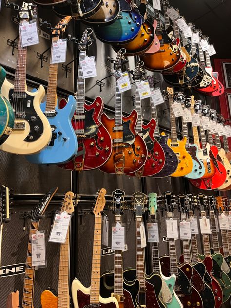 Iphone Wallpaper Rock, Guitar Center, Girls Music, Skater Boy, Downtown Girl, Wallpaper Backgrounds, Electric Guitar, Iphone Wallpaper, Music Instruments