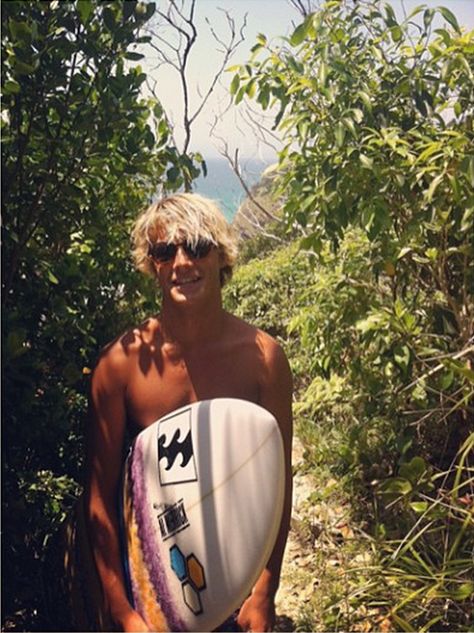 A pretty good body reference. He's tanned as hell. Body Reference, My Dream, Twenty One, Sunny Day, Pretty Good, Surfboard, My Favourite, Hawaii, The Beach