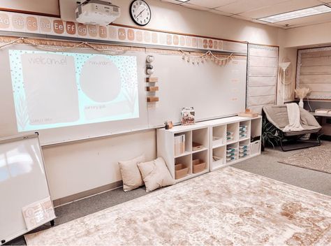 Class Decoration Ideas Primary School, Primary School Teaching Ideas, Minimal Kindergarten Classroom, Classroom Primary School, Primary Classroom Setup, Neutral Bulletin Board Classroom, Neutral Classroom Display, Neutral Classroom Decor Bulletin Boards, Neutral Preschool Classroom