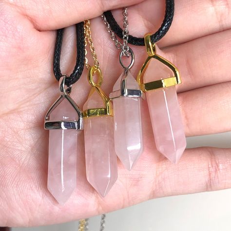 Xmas Box Ideas, Crystal Necklace Rose, Evening Eye Makeup, Quartz Point Necklace, Crystal Photography, Fairy Stuff, Rose Quartz Jewelry, Rose Gold Quartz, Gemstone Beads Jewelry