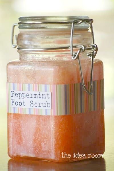 Make your own Peppermint Foot Scrub via Amy Huntley (The Idea Room) Foot Scrub Diy, Foot Scrub Recipe, Winter Spa, Peppermint Foot Scrub, Diy Scrubs, Scrub Diy, Bath Scrubs, Diy Shampoo, Sugar Scrub Recipe