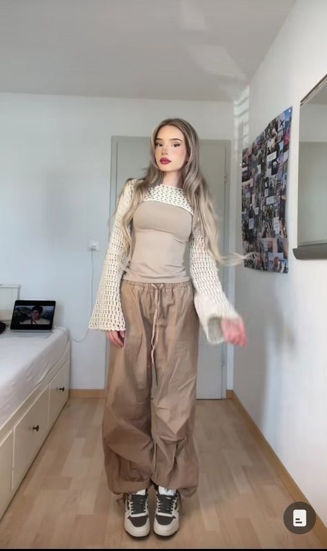 #streetwear#outfit#parachutepants#beige#school Modest Stylish Outfits, Modest Streetwear, Outfit Modest, Summer Pants Outfits, Outfits Modest, Modest Summer Outfits, Quick Outfits, Causual Outfits, Outfits Verano