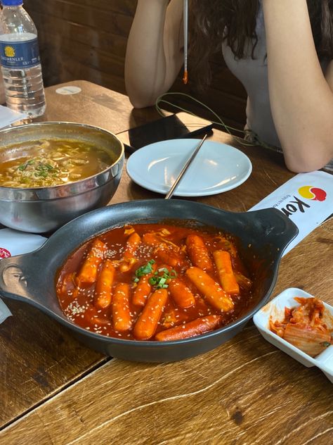 Teokkboki Food, Aesthetic Tteokbokki, Teokkboki Aesthetic, Tokbokki Korean, Tobboki Korean, Korean Restaurant Food, Korean Restaurant Aesthetic, Tteokbokki Aesthetic, Korean Tteokbokki