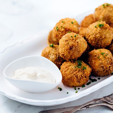 Mushroom Arancini, Dinner Party Appetizer, Risotto Balls, Arancini Recipe, Dinner Party Appetizers, Vegan Enchiladas, School Dinners, Healthy Recipes On A Budget, Wild Mushroom