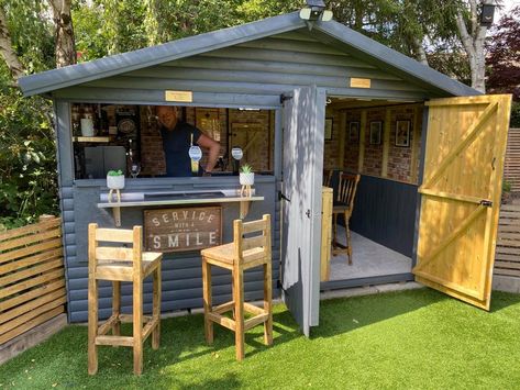 Photos: Couple turn garden shed into authentic pub in 3 days for $600 - Insider Garden Pub Shed, Shed Bar Ideas, Backyard Pub, Garden Bar Shed, Diy Outdoor Bar, Bar Shed, Pub Sheds, Pub Design, Small Sheds