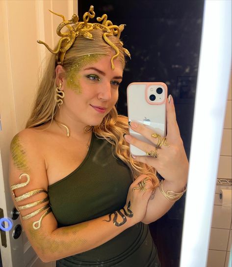 Snake Woman Costume, Halloween Costumes Medusa Diy, Gold Medusa Costume, Medusa Goddess Costume, Medusa Rave Costume, Diy Snake Jewelry, Halloween Snake Costume, Medusa Diy Costume Outfit, Modern Medusa Costume