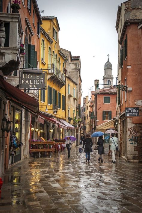 Venice streets in winter #iliveitaly Rome Italy Photography, Vila Medieval, Italy Street, Living In Italy, Italy Tours, Italy Photography, Zakopane, Beaux Villages, On A Rainy Day