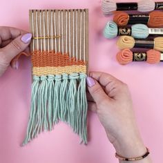 How to make a DIY loom (that actually works) in less than five minutes, using leftover cardboard! Great for group crafts, kids weaving, bachelorette party activities and baby shower activities. Diy Loom, Mini Loom, Dekorasi Bohemia, Christmas Party Crafts, Kerajinan Diy, Weaving For Kids, Group Crafts, Wine Bottle Diy Crafts, Diy Weaving