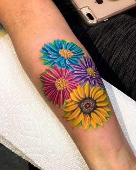 Bright Flower Tattoos, Bright Colorful Tattoos, Tropisches Tattoo, Aster Flower Tattoo, Aster Flower Tattoos, Tattoos Colorful, Colorful Flower Tattoo, Pop Art Clothing, Daisy Flower Tattoos