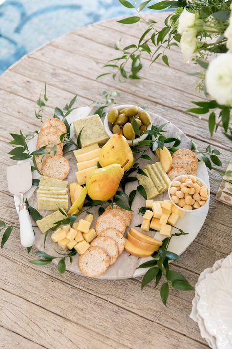 Beautiful Cheese Board, Fashionable Hostess, Charcuterie Inspiration, Charcuterie Cheese, Party Food Platters, Snack Board, Charcuterie And Cheese Board, Charcuterie Recipes, Fancy Drinks