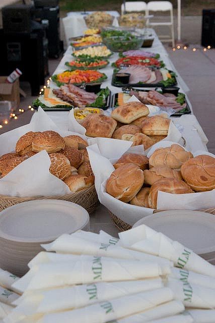 food idea Wedding Reception Sandwich Buffet, Wedding Sandwich Buffet, Make Your Own Sandwich Bar, Sandwich Bar Party, Bridal Shower Sandwiches, Brunch Mesa, Sandwich Buffet, Roast Beef Sandwich, Croissant Sandwich