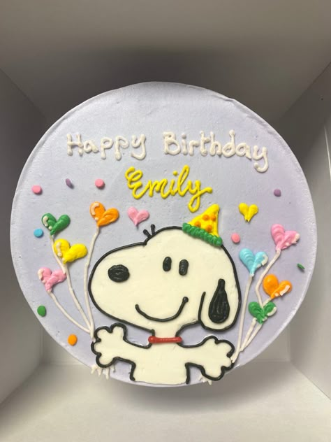 Bolo Snoopy, Ugly Cake, Snoopy Cake, Kreative Snacks, Snoopy Birthday, Mini Tortillas, Mini Cakes Birthday, Snoopy Wallpaper, Cute Baking