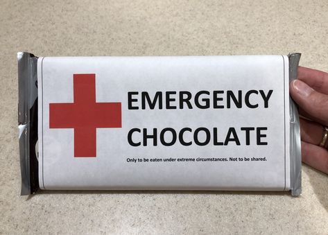 Medicine Gift Ideas, Emergency Chocolate, Medicine Gift, Diy Giveaway, Nursing School Graduation Party, Diy Doctor, Nurse Party, Nursing School Gifts, Eyeball Art