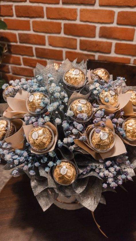 Ferrero Rocher Centerpiece Ideas, Ferror Rocher Gift Ideas, Ferrero Gift Ideas, Flowers With Ferrero Rocher, Candy Bouquet With Flowers, Ferrero Rocher Flower Bouquet, Forero Rocher Bouquet, Ferror Rocher Bouquet, Chocolate Flowers Bouquet Ferrero Rocher