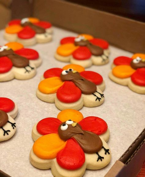 Cute Turkey sugar cookies Thanksgiving Sugar Cookies, Turkey Sugar Cookies, Thanksgiving Cake Pops, Sweet Pizza, Turkey Cookies, Turkey Leg, Thanksgiving Cakes, Cute Turkey, Thanksgiving Cookies