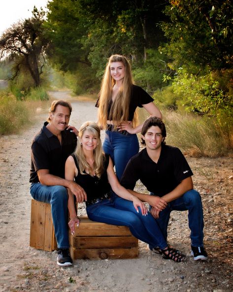 Family Poses 6 People, Posing Family Of 4 Adults, Family Photos 11 People, Family Photoshoot Theme Ideas, Family Poses Photography For 4 Adults, Family Of 11 Picture Poses, Poses For Family Photos, Happy Family Aesthetic Photography, Family With Adult Children Poses