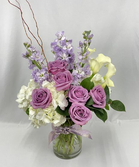 Lavender Flower Arrangements, Seasonal Plants, Purple Flower Arrangements, Gorgeous Bouquet, Small Flower Arrangements, Floral Creations, January Wedding, Fragrant Roses, Silk Arrangements