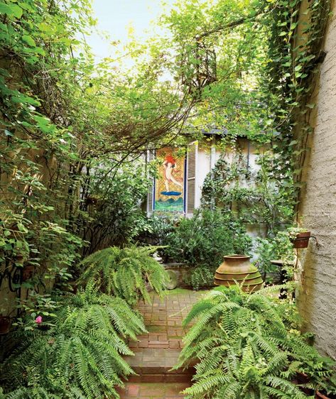 13 Urban Garden Ideas for Small Spaces | Architectural Digest Arch Garden, Townhouse Garden, Courtyard Gardens Design, Sunken Garden, Backyard Landscape, Dry Creek, Hells Kitchen, Landscape Designs, Small Space Gardening