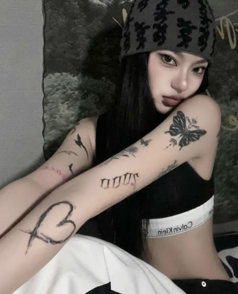 Tomboy Tattoo, Dr Tattoo, Korean Tattoos, Tattoed Women, 사진 촬영 포즈, Spine Tattoos, Aesthetic Tattoo, Elegant Tattoos, Pretty Tattoos