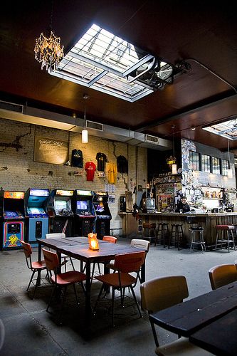 Barcade, a bar featuring local brews and classic video games in Brooklyn, NY USA Video Game Bar, Sport Bar Design, Bar Geek, Board Game Cafe, Bar Deco, Arcade Bar, Gaming Lounge, Game Cafe, Sweet Cafe