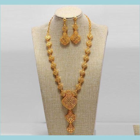 Indian Gold Necklace Designs, Dubai Gold Jewelry, Gold Bridal Necklace, Gold Jewelry Outfits, Bridal Jewelry Vintage, Arab Wedding, Wife Gifts, Indian Jewellery Design Earrings, Gold Jewelry Sets