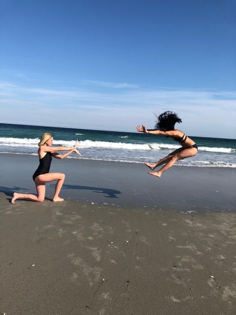 Beach Photo! Funny Beach Photo Ideas, Cool Beach Photos With Friends, Beach Floaties Aesthetic, Pictures To Take With Your Best Friend At The Beach, Bff Beach Photos, Beach Poses Best Friends, Beach Poses Instagram Photo Ideas Friends, Beach Pictures Two People, 2 Person Beach Photos