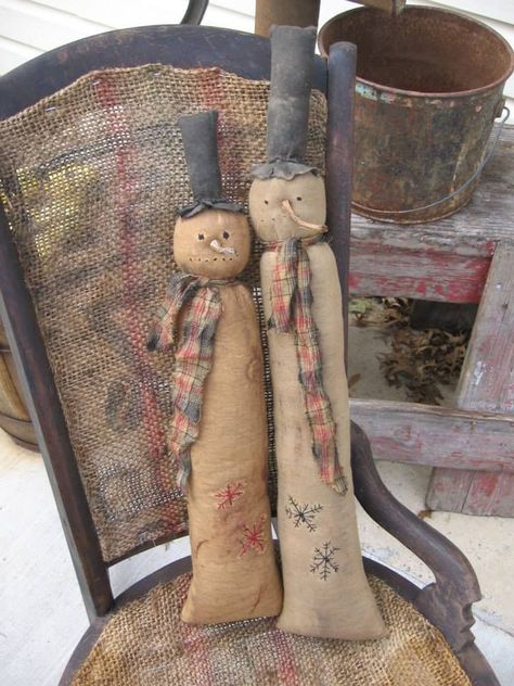 Fabric Snowmen, Rustic Christmas Crafts, Primitive Christmas Crafts, Primitive Christmas Ornaments, Primitive Country Christmas, Snowman Couple, Primitive Christmas Decorating, Primitive Christmas Decor, Primitive Stitchery