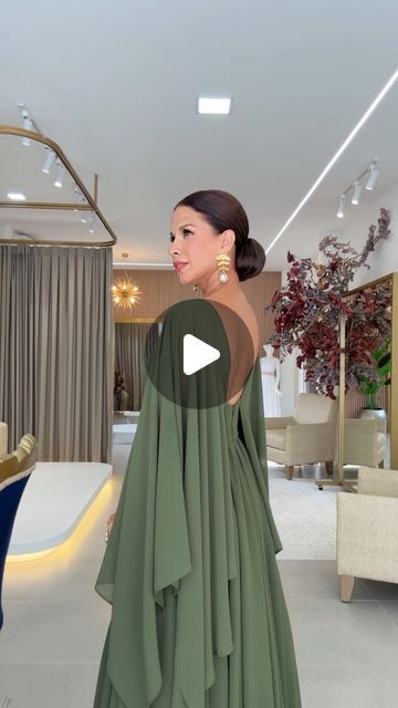 Fernanda Zambrano| Moda•Imagen on Instagram: "Un look que me encantó 👌🏼👌🏼

Tuvimos un evento a las 3 pm, una graduación 👩‍🎓 y diseñé este vestido en color verde Oliva 🫒 con mucho movimiento que aporta elegancia y frescura! 

Cada detalle es importante en cada uno de nuestros eventos, no solo es un vestido es el complemento de todo! 

Peinado y maquillaje que estiliza tu rostro y tu figura, y va complementando este vestido con un escote donde luzcas tus hombros. Los accesorios opte por unos aretes grandes ya que no utilice collar, un anillo muy hermoso! 

Quiero que me cuenten qué tal les pareció este look? 

Vestido @atelierfz 
Accesorios @mariajose.zambrn.joyas 
Maquillaje y peinado @hoshikawa_makeupstudio 

#moda #estilo #fashion #diseño #asesoriadeimagen #estiloymoda #fashionstyl Outfits Vestidos Largos, Vestidos Color Verde, 3 Pm, Fashion Videos, On Instagram, Clothes, Color