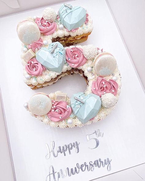 Pink & Tiffany blue 5th anniversary number cake w/ dismond hearts Pink And Blue Number Cake, Number Cake Anniversary, 5 Anniversary Cake, 5 Cake Number, 5 Year Anniversary Cake, Birthday Cakes Barbie, 5th Anniversary Cake, 10th Anniversary Cake, 5th Anniversary Ideas