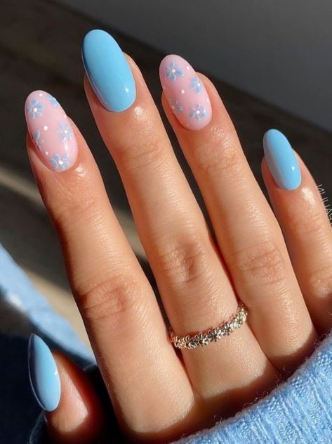 light blue and baby blue oval nails with flowers Blue Gel Nails, Light Blue Nails, Baby Blue Nails, Blue Acrylic Nails, Blush Nails, Blue Nail Designs, Blue Nail, Short Acrylic Nails Designs, Oval Nails