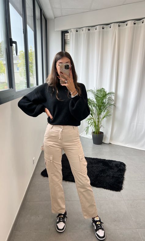 Beige Cargo Pants Outfit Modest, Beige Cargo Pant Outfit, How To Style A Beige Pants, Baige Cargo Pants, Beige Cargo Pants Outfit Fall, Cargo Work Outfit, Outfits Con Beige, Cargo Pant Work Outfit, Beige Cargo Outfits Women