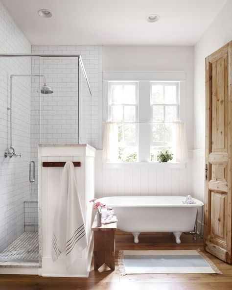 30 Best Clawfoot Tub Ideas for Your Bathroom - Decorating with Clawfoot Faucets and Showers Bead Board Master Bath, Farm Style Bathrooms, Makeover Kamar Mandi, Ideas Baños, Farmhouse Bathroom Design, Farmhouse Bathroom Remodel, Farmhouse Bathroom Decor Ideas, Bad Inspiration, Country Bathroom