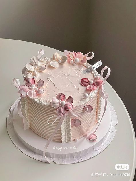 Cake Decor Easy, Cake Decorating Simple, Birthday Cake Simple, Coquette Cake, Girly Birthday Cakes, Small Birthday Cakes, Birthday Cake Decorating Ideas, Vintage Birthday Cakes, Cake Simple