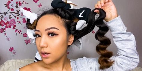 This heat-free curling method involves wrapping damp hair around socks. It results in voluminous curls. Sock Wrap Hair, Sock Method Curls, Curling Hair With Socks, Heat Free Curls, Sock Curls, Curl Tutorial, Hair Without Heat, Hair Curl, Hair Socks