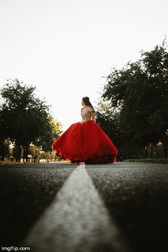 Quince Photoshoot Ideas Outside, Sweet 16 Photoshoot Poses, 15 Pictures Ideas, Pre Quince Photoshoot Ideas, Quince Picture Poses, Poses For Quinceanera Pictures, Quinceanera Poses Photo Shoots, Quince Photoshoot Ideas With Court, Quinceanera Photoshoot Poses