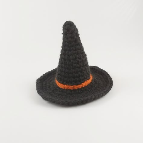 Tiny Witch Hat Crochet, Mini Witch Hat Crochet Pattern, Crochet Tiny Witch Hat Pattern Free, Mini Witch Hat Headband, Crochet Small Witch Hat Pattern Free, Crochet Small Witches Hat Free Pattern, Crochet Hat For Snake, Small Crochet Hats, Small Crochet Witch Hat