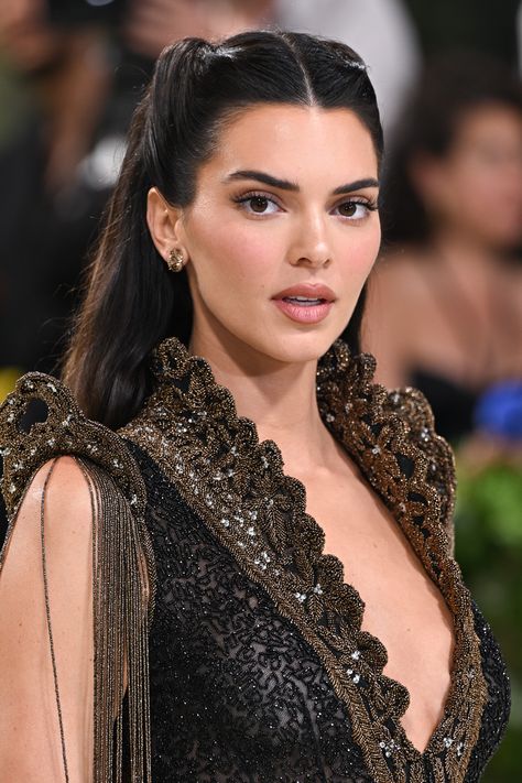 The 2024 Met Gala Celebrating "Sleeping Beauties: Reawakening Fashion" at The Metropolitan Museum of Art on May 06, 2024 in New York City. Kendall Jenner Met Gala Aesthetic, Red Carpet Makeup 2024, Kendall Jenner Met Gala Hair, Kendall Jenner Hair Met Gala 2024, Kendall Jenner Met Gala 2024, Kendall Jenner Peinados, Met Gala Hairstyles, Kendall Jenner Hairstyles, Kendall Hair