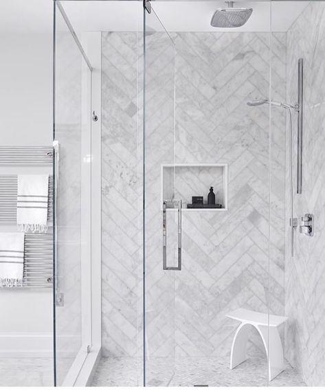 Large herringbone shower, small herringbone floor Home Interior Design Bathroom, Mountain Bathroom, Modern Bathroom Trends, Interior Design Bathroom, Home Decoration Diy, Mirror House, Appartement Design, Master Bath Remodel, Bathroom Remodel Designs