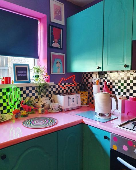 Kitschy Interior Design, Kitschy Bedroom Decor, Bright Color Bedroom Aesthetic, Kitschy Home, Dopamine Decor Living Room, Halloween Decor Inspiration, Mystical Halloween, Funky House, Apartment Decor Inspiration