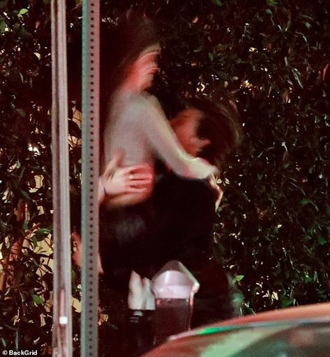 Shawn Mendes Kissing, Shawn And Camila, Shakespeare In Love, Cute Celebrity Couples, Paparazzi Photos, Frat Boy, Romantic Night, Famous Couples, Couple Aesthetic