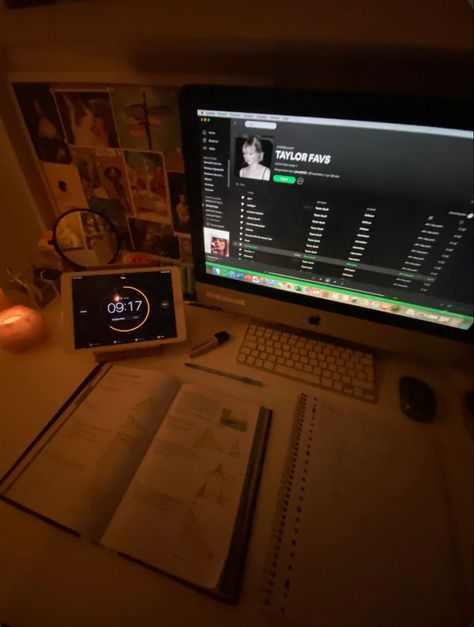 School Aesthetic Homework, Computer Homework Aesthetic, Doing Homework Aesthetic Night, Studying Night Aesthetic, Aesthetic Studying Pics, Virtual School Aesthetic, Cozy Studying Aesthetic, Motivation School Aesthetic, Study At Night Aesthetic