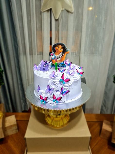 Simple Encanto Cake Ideas, Isabella Encanto Cake Ideas, Gateau Encanto Disney, Encanto Cake Simple, Encanto Birthday Cakes, Encanto Cake Ideas Disney, Encanto Birthday Cake Simple, Bolo Encanto Disney, Encanto Birthday Cake Ideas