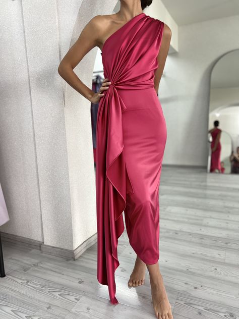 Midi Dress Satin, Midi Dress Wedding, Satin Outfit, Midi Dress Outfit, One Shoulder Midi Dress, Elegant Midi Dresses, Elegant Dresses Classy, Pretty Prom Dresses, Grad Dresses