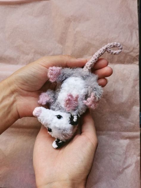 Opossum plush, car mirror hanging, with heart, baby possum Crochet toys free patterns #crochettoysfreepatterns #crochet #crochettoy #crochettoys 2.522 Small Handmade Gift Ideas, Girlfriends Gift Ideas, Crochet Car Ideas, Opposum Crochet, Crochet Ideas For Boyfriend, Crochet Gifts For Boyfriend, Possum Plush, Opossum Plush, Baby Possum