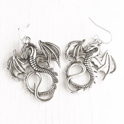 Earrings Dragon, Dragon Ear Cuffs, Big Dangle Earrings, Game Of Thrones Jewelry, Royal Jewellery, Costume Jewelry Crafts, Goth Earrings, Dragon Earrings, Gothic Gifts